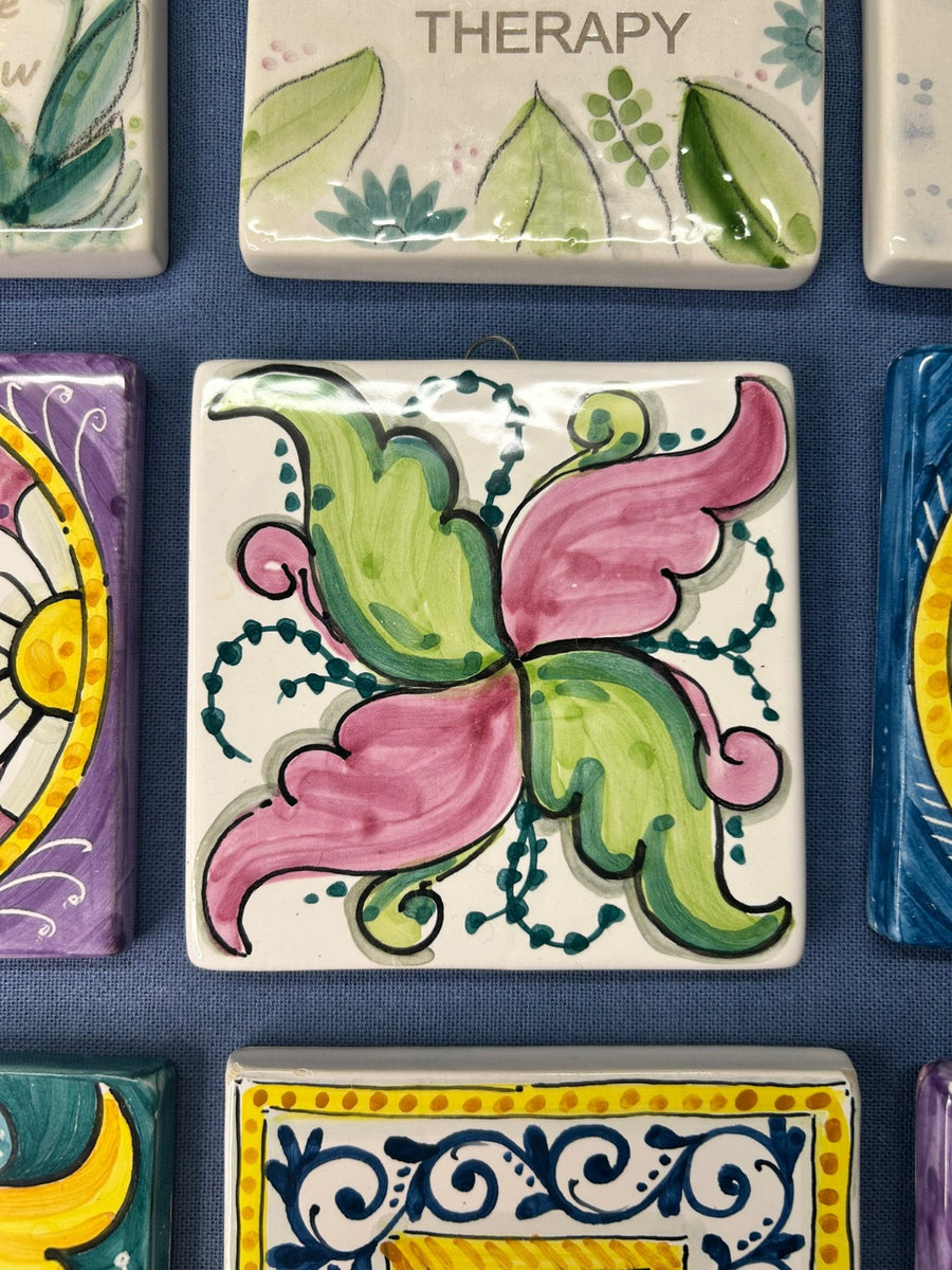 Mattonella con il decoro a girandola rosa e verde.