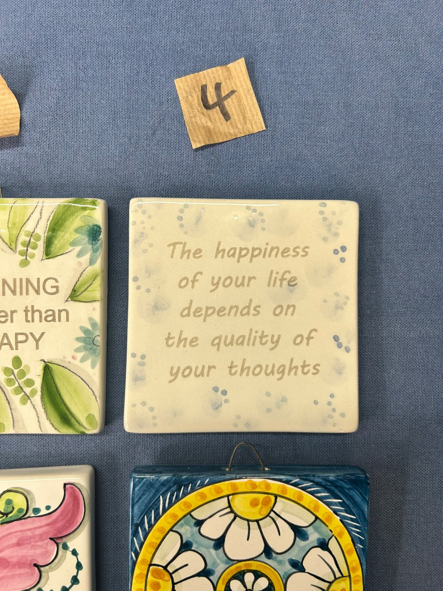 La mattonella con la frase «The happiness of your life depends on the quality of your thoughts».