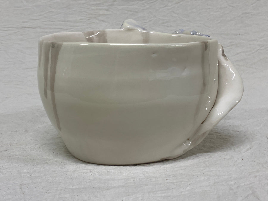Vaso bianco fiori blu con i fiori dentro