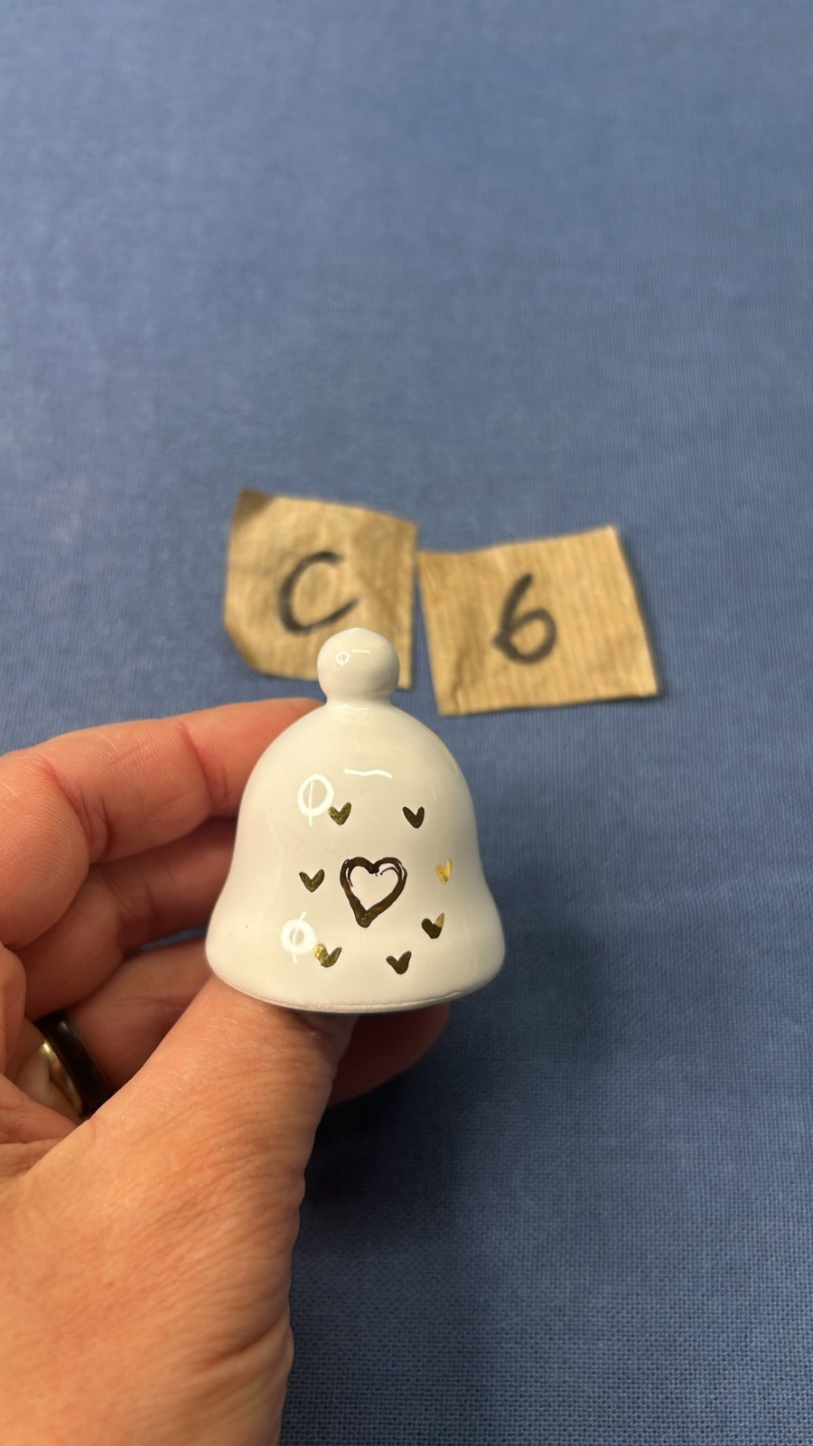 Una mignon con i cuoricini dorati, tenuta fra le dita.