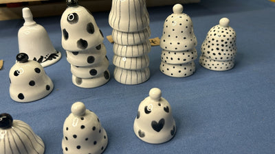 Campanelle bianche con pois e righe nere, di misure diverse.