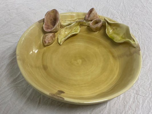 Piatto centro tavola in ceramica con fiori miele