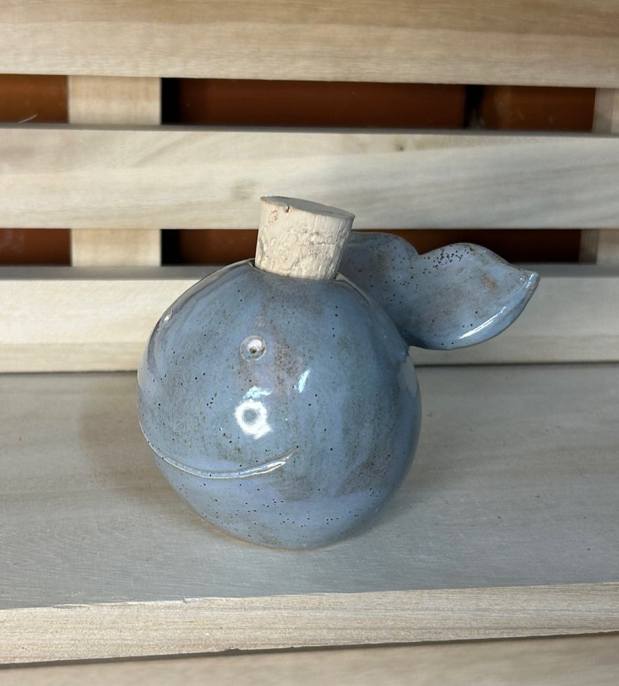 La balena blu-grigia appoggiata su una cassetta di legno.