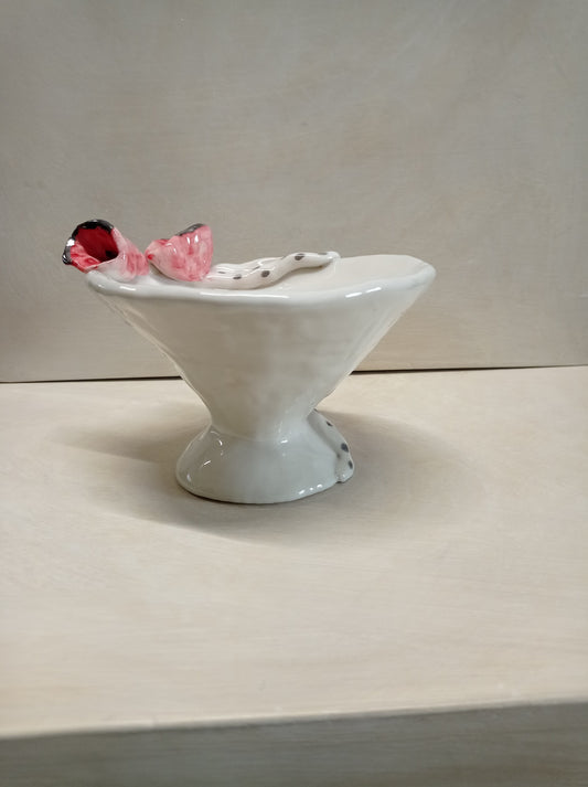 Alzata porta bon-bon, dettaglio del fiore dipinto