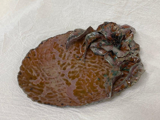 Vassoio svuotatasche in terra rossa con peonia modellata