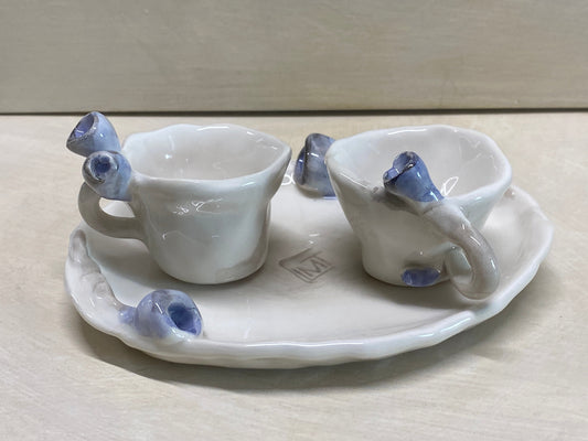 Set di due tazzine da caffè con piattino, fiori blu