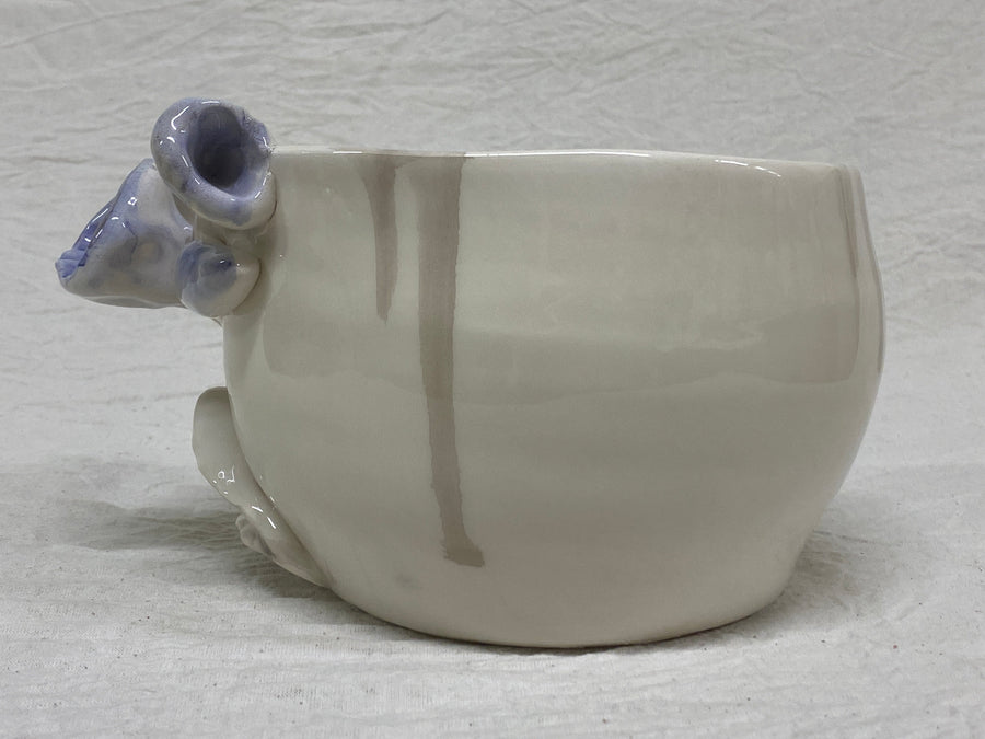 Vaso bianco fiori blu, veduta dall'alto
