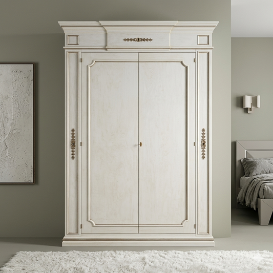 L'armadio 542 di fronte: le due ante riquadrate e il cassone decorato che lo chiude in alto