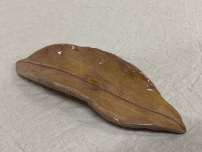 Smooth leaf in brown ceramic