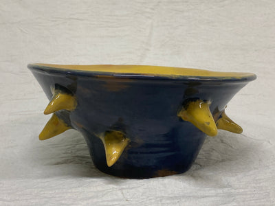 Bolo blu e giallo con cactus dipinti