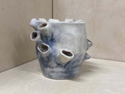 Vaso anemone piccolo blu, dettaglio del modellato