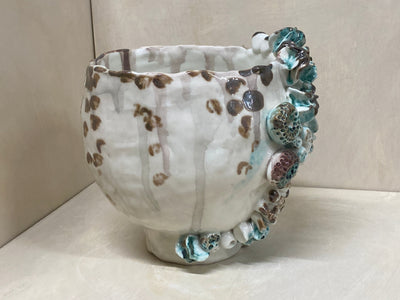 Vaso bianco con conchiglie modellate