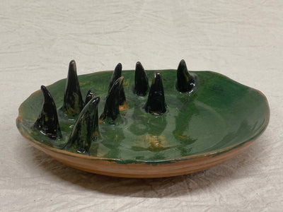 Piatto medio verde e nero con cactus dipinti