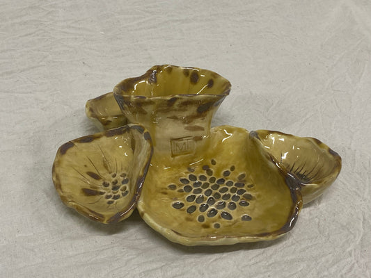 Antipastiera in ceramica con fiori miele dipinti a mano