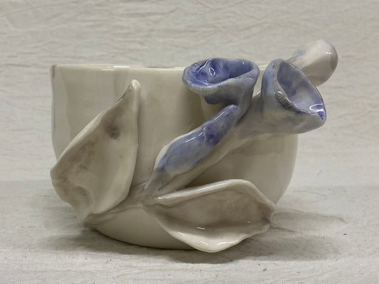Vaso bianco con fiori blu dipinti a mano