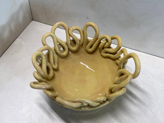 Centro tavola piccolo giallo, dettaglio dell'intreccio