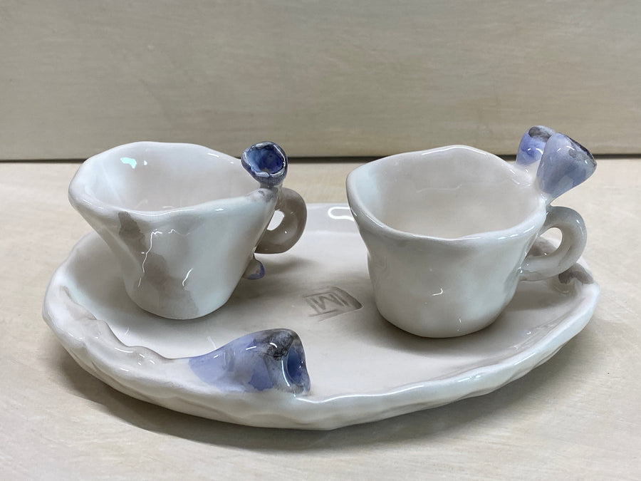 Set tazzine fiori blu, dettaglio del decoro
