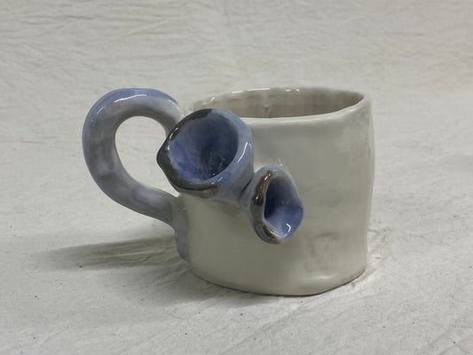 Bicchiere bianco con fiore blu e manico