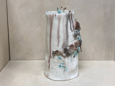 Vaso alto bianco con conchiglie modellate