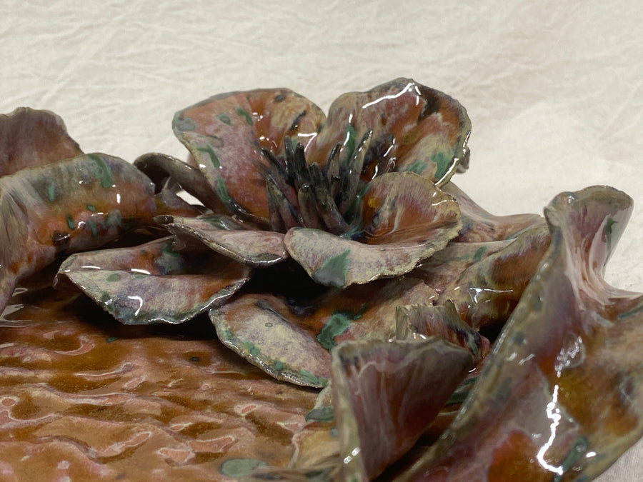Peony tray, close-up of the rim