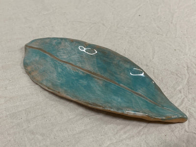 Smooth leaf in light blue ceramic