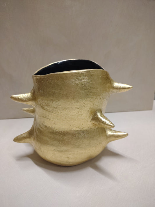 Vaso in terra bianca con foglia oro e cactus dipinti