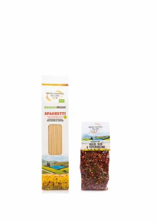 La scatola con la confezione di spaghetti e la busta del preparato aglio, olio e peperoncino