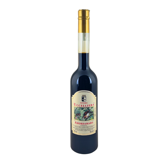 Bottiglia da mezzo litro dell'amaro Amordamaro della Fattoria Uccelliera, liquido scuro, su fondo bianco