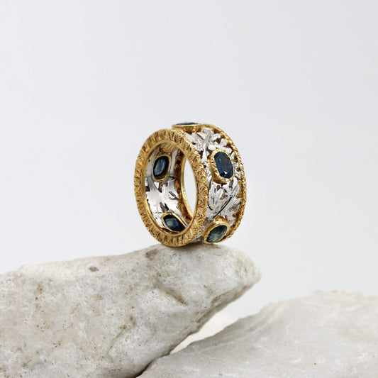 Anello fede in oro bianco e giallo con zaffiri e traforo floreale, Anna Gioielli
