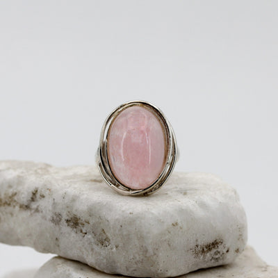 L'anello di fronte: la cupola di morganite rosa dentro il castone d'argento