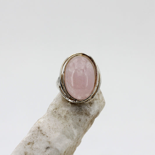 L'anello in piedi sulla pietra chiara, veduta frontale dell'intero pezzo