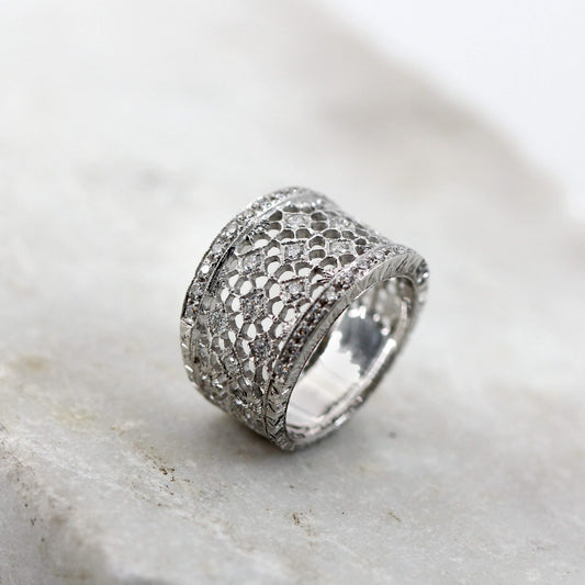 Anello fascia in oro bianco con rete traforata e diamanti, Anna Gioielli