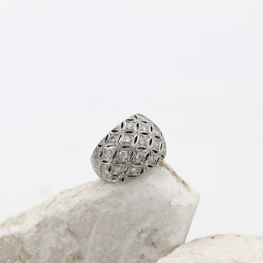Anello bombato in oro bianco, dettaglio del traforo a rete