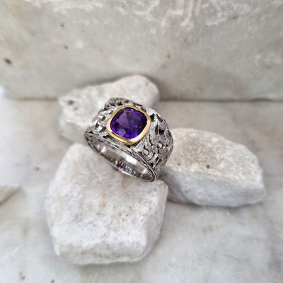 L'anello di tre quarti su pietre bianche: il castone d'oro spostato verso un bordo della fascia d'argento traforata