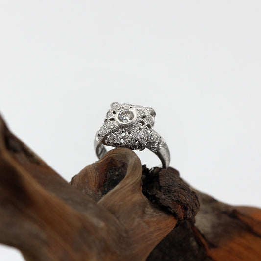 Anello Prestige in oro, dettaglio delle righe incrociate in rilievo