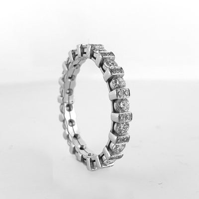 Anello girodito Traversine in oro bianco, veduta d'insieme di tre quarti