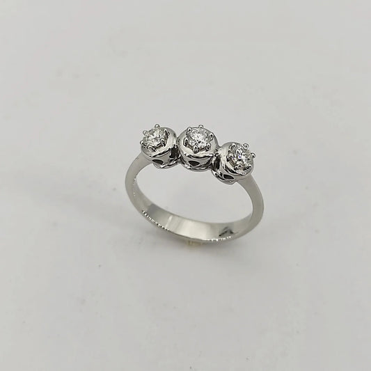 L'anello in piedi su fondo bianco, i tre brillanti allineati visti di tre quarti