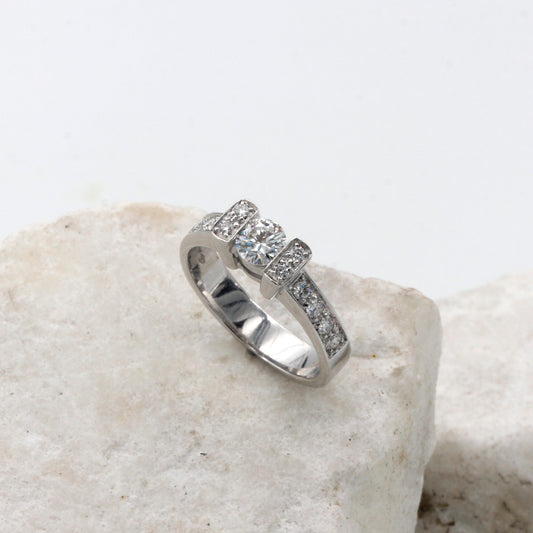 Anello solitario Traversine in oro bianco con diamante certificato GIA, Anna Gioielli