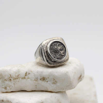 L'anello di tre quarti: la moneta con la testa elmata dentro la ghiera lucida