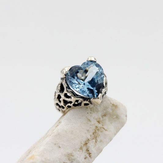 Anello Marte in argento con topazio azzurro a cuore, veduta d'insieme