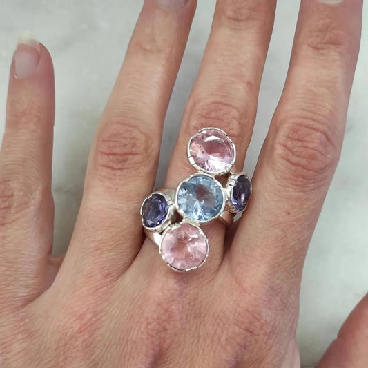 L'anello al dito: la testa copre la falange da parte a parte, e dentro il vetro celeste si vedono le bollicine.