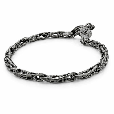 Il bracciale disteso per intero: le maglie irregolari e il moschettone a targhetta tonda