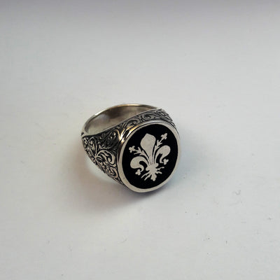 Anello da uomo in argento con il giglio di Firenze smaltato in nero, veduta di tre quarti