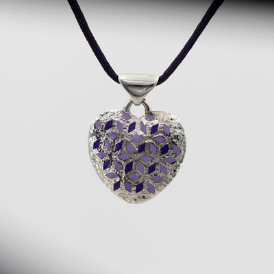 Il cuore visto di fronte su fondo bianco, appeso al cordoncino di seta viola