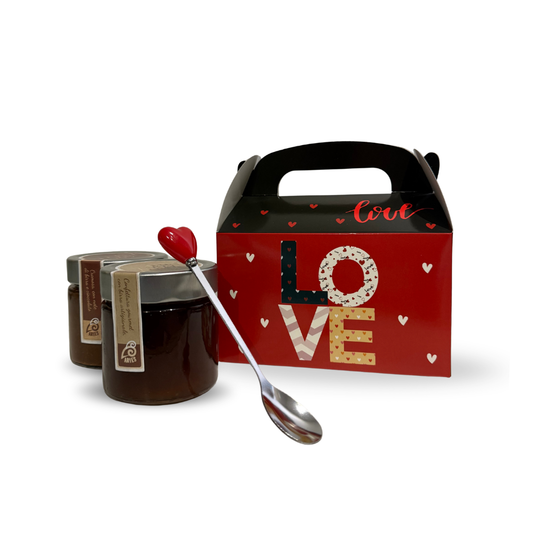 La confezione San Valentino rossa con i due vasetti e il cucchiaino a cuore