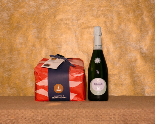 I 2 prodotti del cesto «Brindisi d’Autore» disposti sul fondo di juta: Panettone tradizionale Fiasconaro e Franciacorta Satèn Berlucchi ’61.