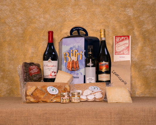 I 13 prodotti del cesto «Capolavoro Classico» disposti sul fondo di juta, fra cui Pandoro tradizionale Biffi, Moscato d’Asti DOCG La Gatta e Barbiglione Terre di Pisa DOC Rosso Usiglian del Vescovo, e gli altri.