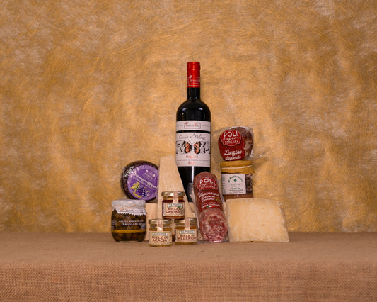 I 11 prodotti del cesto «Gran Selezione Classica» disposti sul fondo di juta, fra cui Bolgheri DOC Caccia al Palazzo rosso di Vaira, Pecorino Toscano DOP e Parmigiano Reggiano 30 mesi, e gli altri.