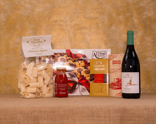 I 6 prodotti del cesto «Piccolo Buongustaio» disposti sul fondo di juta, fra cui Rigatoni Pasta Toscana BIO, Passata di ciliegino iContadini e Cotechino Palmieri, e gli altri.