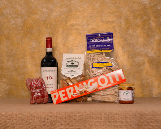 I 6 prodotti del cesto «Sapori di Casa» disposti sul fondo di juta, fra cui Pici Pastificio Toscano, Ragù di Chianina e Chianti Riserva DOCG Geografico, e gli altri.